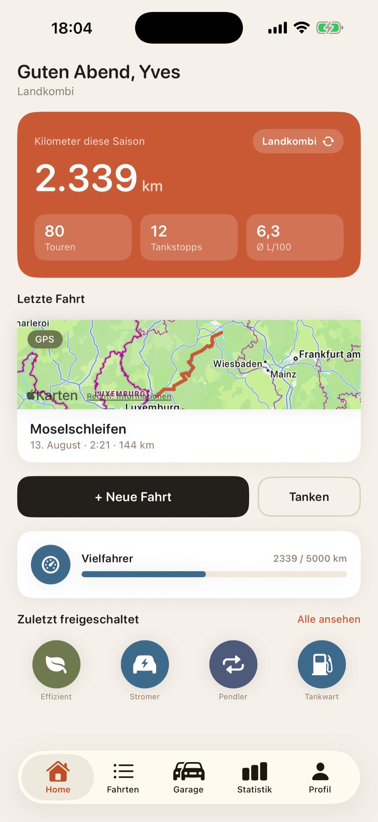Vialog Startbildschirm mit den Kilometern der Saison, der letzten Fahrt auf der Karte und freigeschalteten Abzeichen